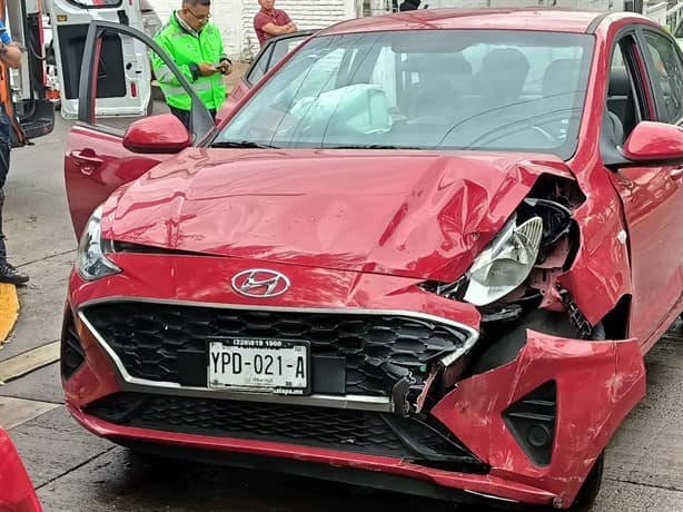 Choque entre autos deja una lesionada en Xalapa