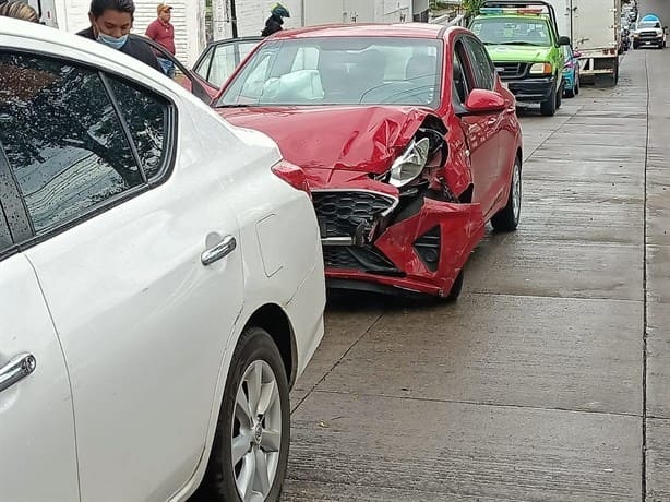Choque entre autos deja una lesionada en Xalapa