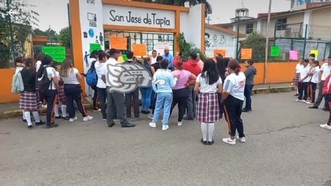 Alumnos toman Telebachillerato en Córdoba; acusan amenazas