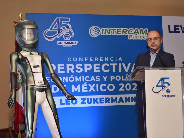 Socios de Coparmex Veracruz acuden a conferencia con Leo Zuckermann