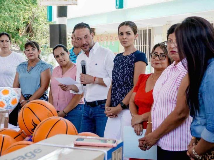Alcalde de Boca del Río respalda y entrega apoyos a las escuelas