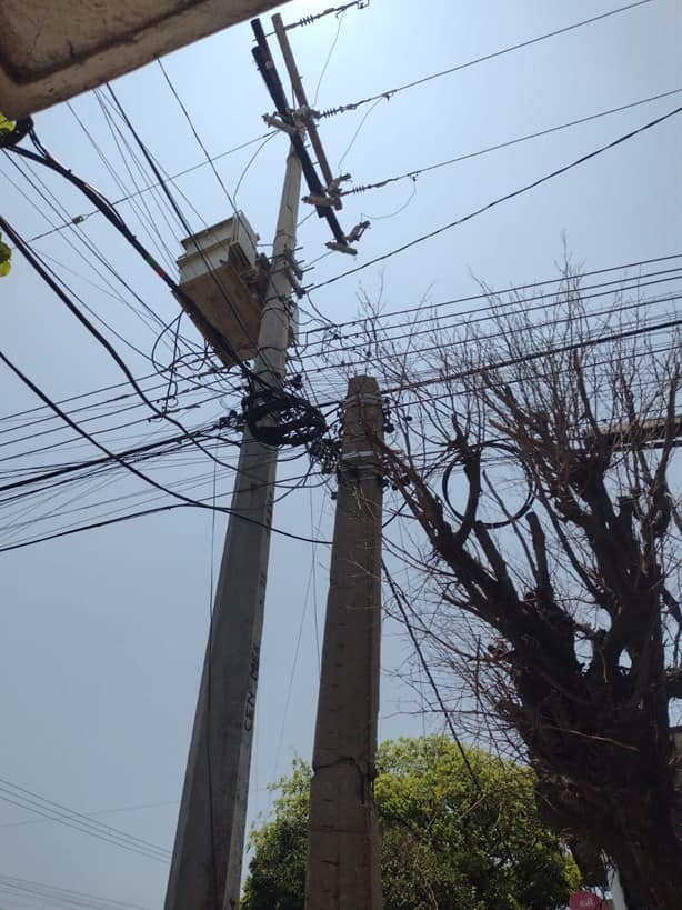 En riesgo habitantes del Centro por un poste a punto de colapsar