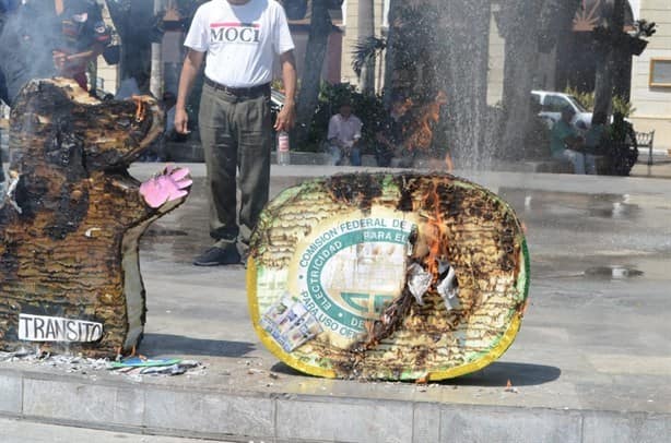 Incendian piñata de rata en protesta contra Tránsito en Veracruz (+Video)