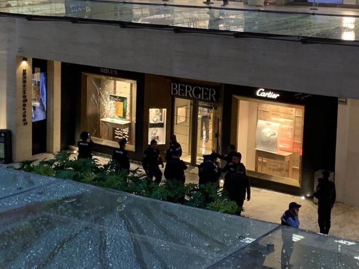 A mazazos asaltan joyería en lujoso centro comercial de CDMX