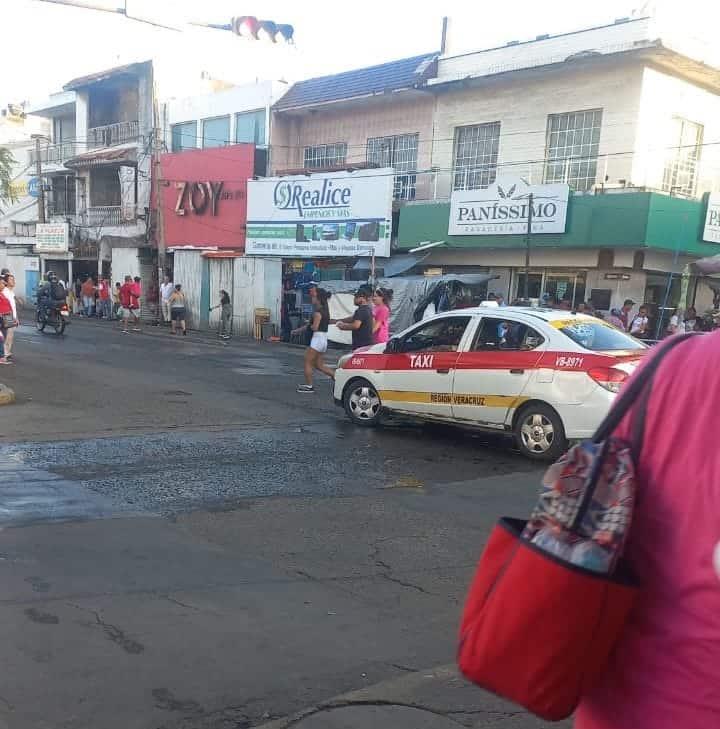 Arrolla taxista a mujer en zona de mercados de Veracruz