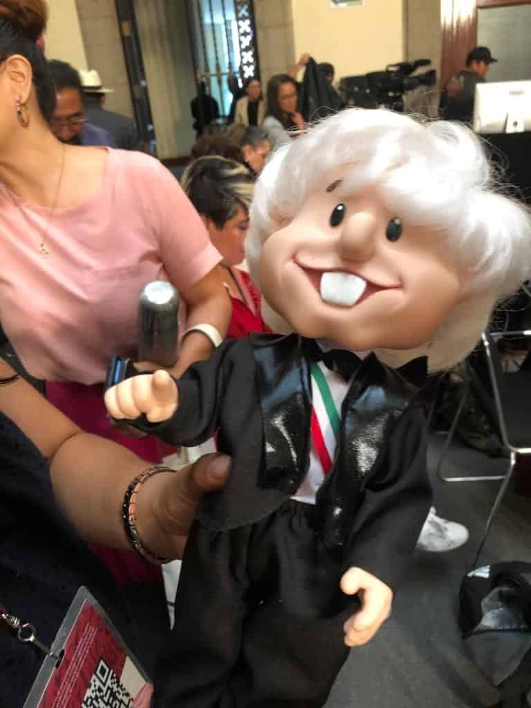 ¡‘Amlito’ llega a la mañanera! López Obrador presume a su muñeco parlante (+Video)