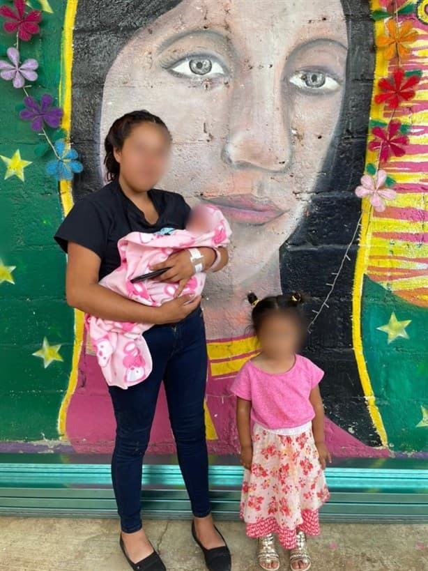 Darán residencia a familia migrante de bebé nacida en autobús en Veracruz