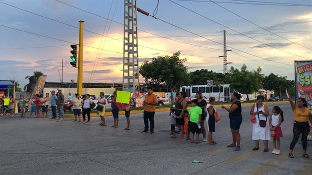 Ya son 5 días sin luz en esta colonia de Veracruz; bloquean calles (+Video)