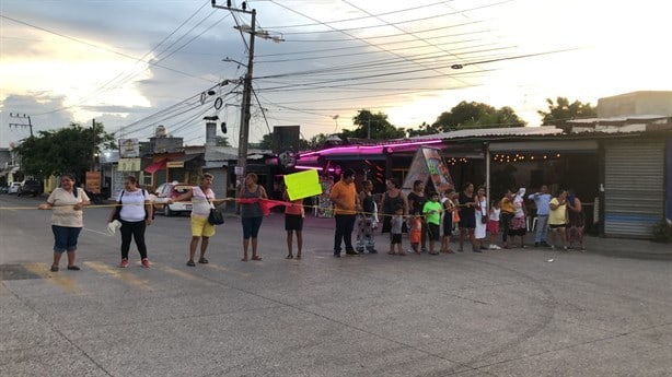 Ya son 5 días sin luz en esta colonia de Veracruz; bloquean calles (+Video)