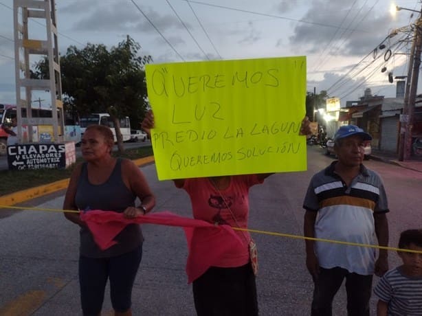 Ya son 5 días sin luz en esta colonia de Veracruz; bloquean calles (+Video)