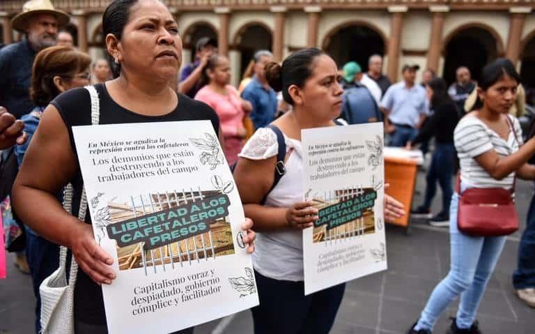 A un mes y medio, dos cafetaleros de Ixhuatlán siguen presos; familiares exigen justicia 