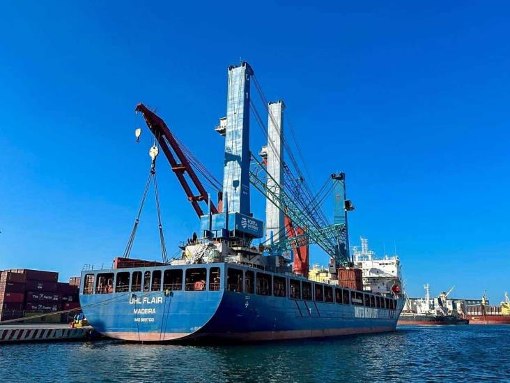 Atraca buque con grúas armadas en el Puerto de Veracruz