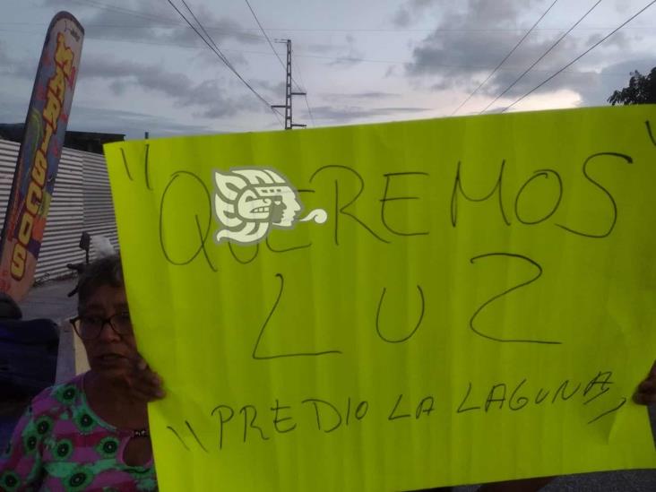 Ya son 5 días sin luz en esta colonia de Veracruz; bloquean calles (+Video)