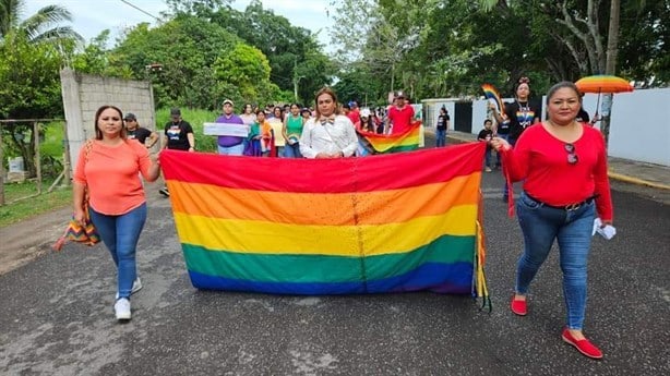 Alumnos marchan en el Día del Orgullo LGBTTTIQ+ en Úrsulo Galván