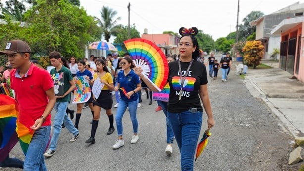 Alumnos marchan en el Día del Orgullo LGBTTTIQ+ en Úrsulo Galván