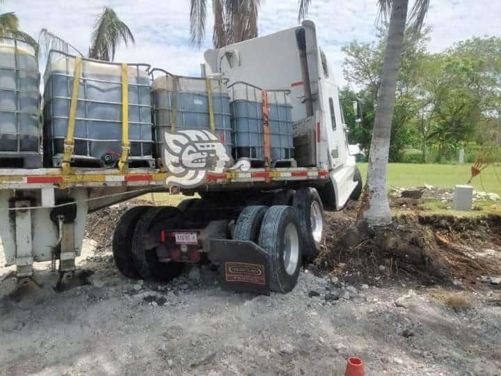 Tráiler saca a auto de la carretera en Plan del Río; hay 2 fallecidos y 1 lesionado