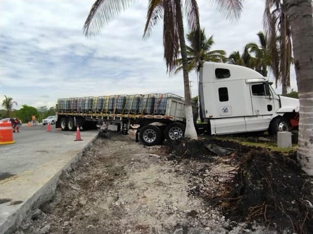 Tráiler saca a auto de la carretera en Plan del Río; hay 2 fallecidos y 1 lesionado