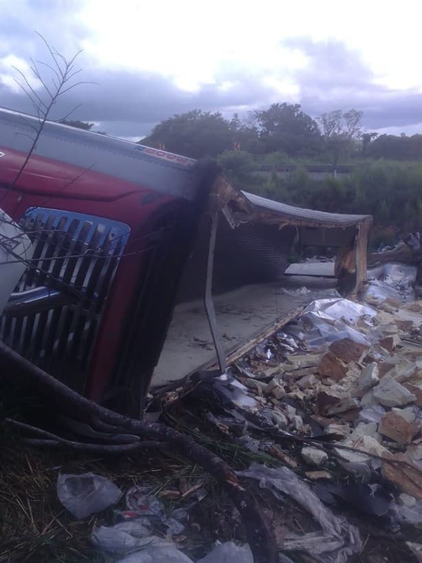 Vuelca tráiler en Nuevo Teapa; conductor perdió el control de la unidad