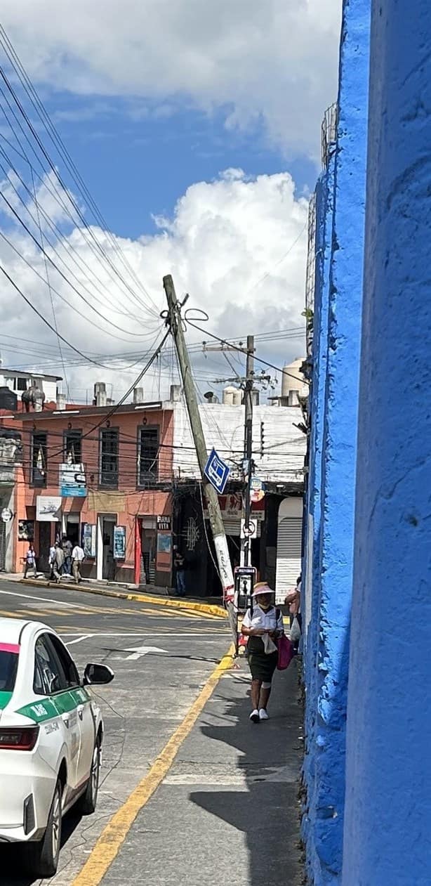 Poste a punto de caer pone en peligro a habitantes del Centro de Xalapa