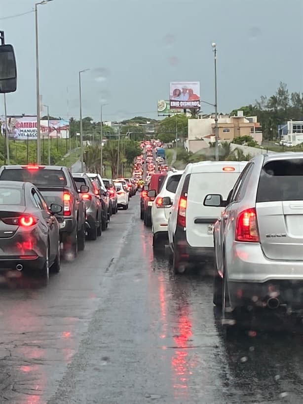 Lluvia deja deslaves y encharcamientos en Veracruz | VIDEO