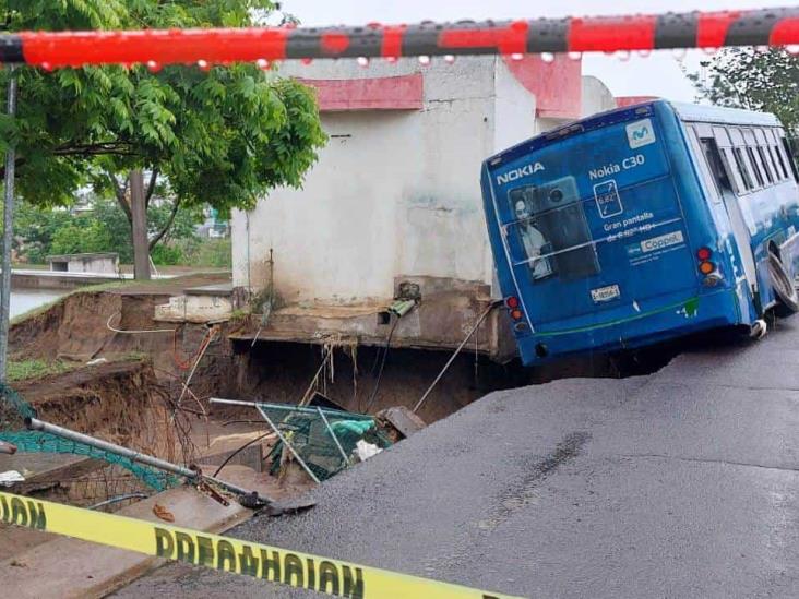 Deslave en Torrentes se lleva un camión urbano, en Veracruz | VIDEO