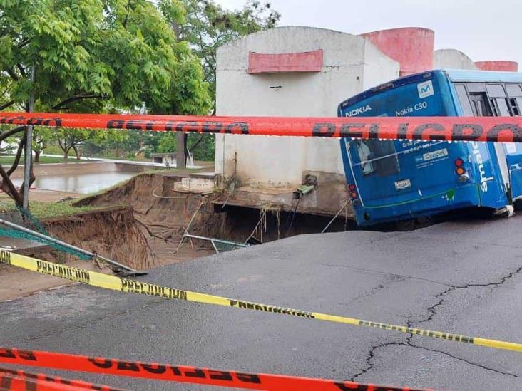 ¡Otro más! Camión urbano es ‘tragado’ por segundo deslave en Veracruz (+Video)