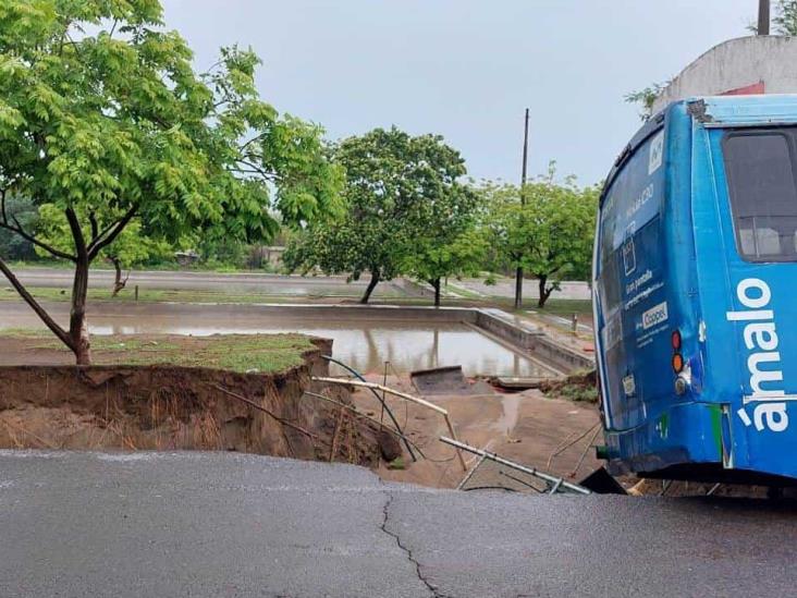 ¡Otro más! Camión urbano es ‘tragado’ por segundo deslave en Veracruz (+Video)