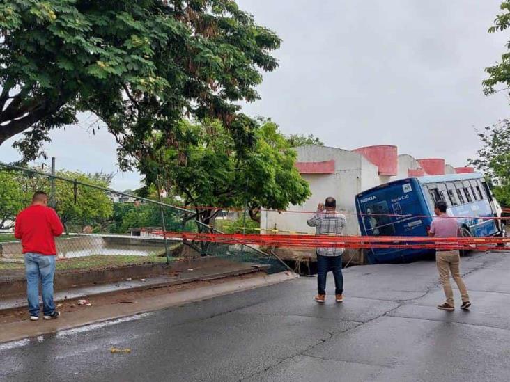 Deslave en Torrentes se lleva un camión urbano, en Veracruz | VIDEO