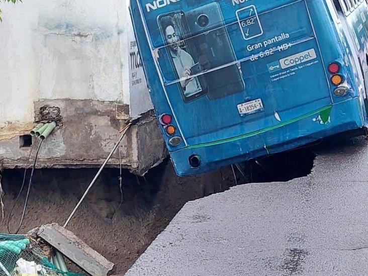 Deslave en Torrentes se lleva un camión urbano, en Veracruz | VIDEO