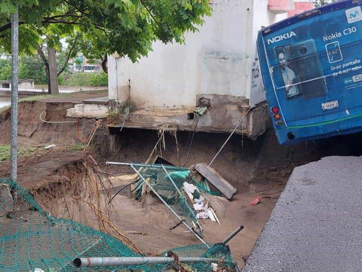 Deslave en Torrentes se lleva un camión urbano, en Veracruz | VIDEO