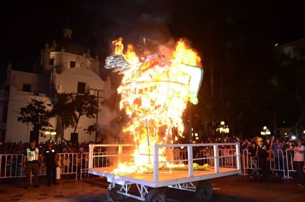 Arde “La inflación” en la Quema del Mal Humor en Carnaval de Veracruz 2023
