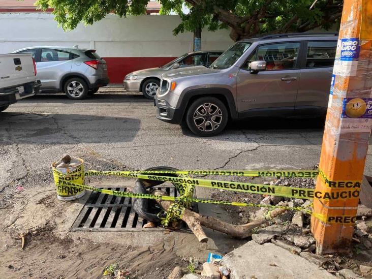 Reparan registro pero dejan escombro en calle Campero de Veracruz