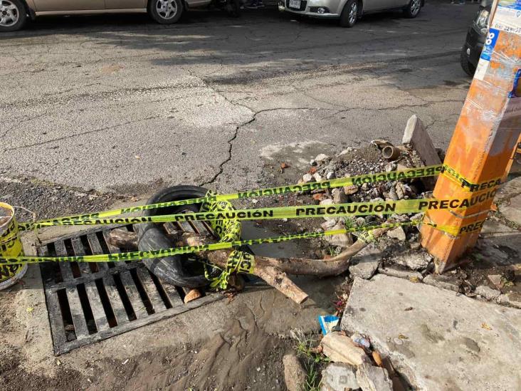 Reparan registro pero dejan escombro en calle Campero de Veracruz