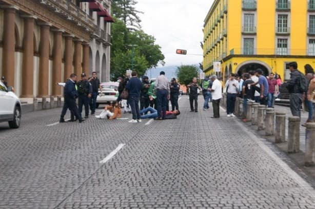 ¡Está desesperado! Se tira frente a palacio de gobierno en Xalapa; denuncia acoso policial