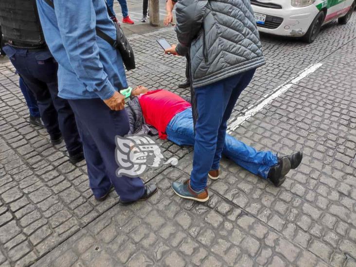 ¡Está desesperado! Se tira frente a palacio de gobierno en Xalapa; denuncia acoso policial