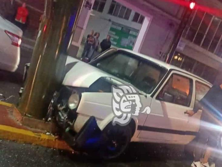 Accidente deja destrozos y moviliza a autoridades en Orizaba