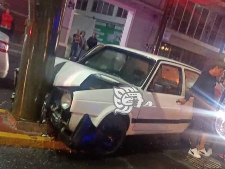 Accidente deja destrozos y moviliza a autoridades en Orizaba