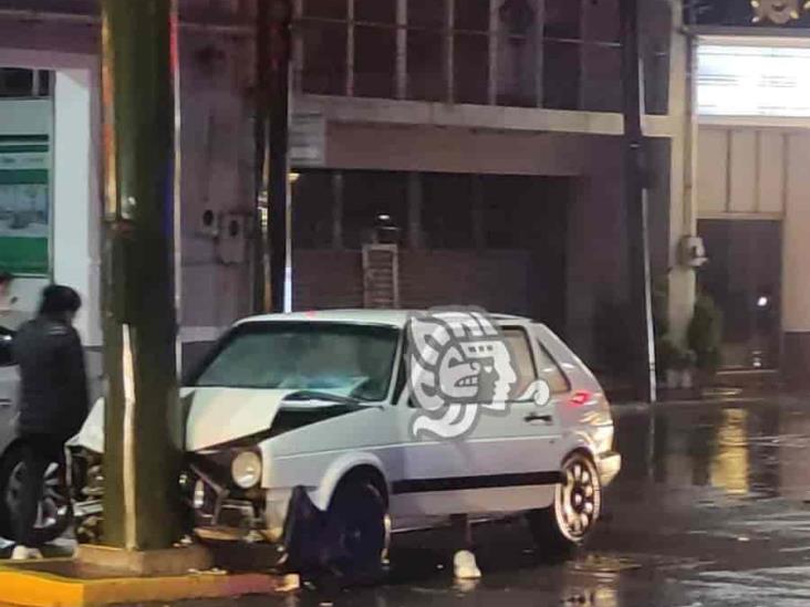 Accidente deja destrozos y moviliza a autoridades en Orizaba