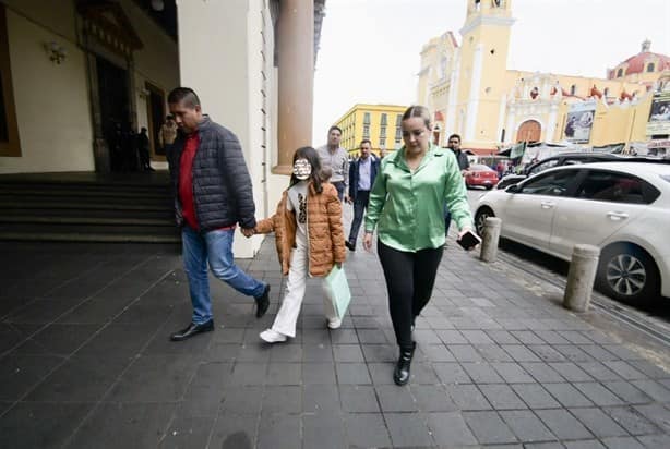 ¡Está desesperado! Se tira frente a palacio de gobierno en Xalapa; denuncia acoso policial