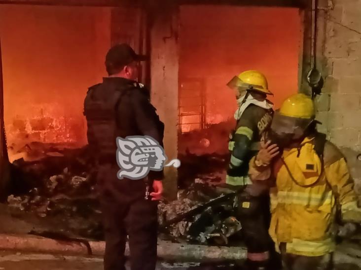 Incendios provocados arrasan con dos viviendas en colonia Higueras, en Xalapa