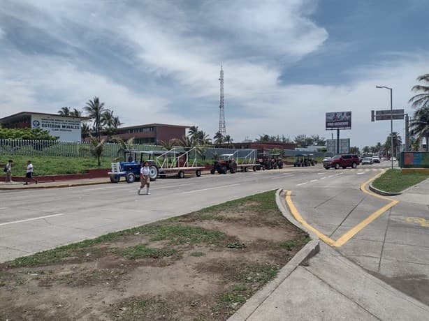 Colocan carros alegóricos sobre bulevar previo a paseos del Carnaval de Veracruz 2023 | VIDEO