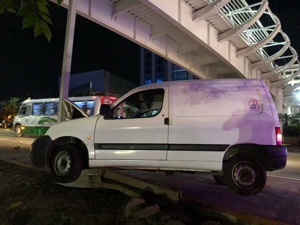Conductor se estrella contra luminaria del Puente de la Amistad, en Boca del Río | VIDEO