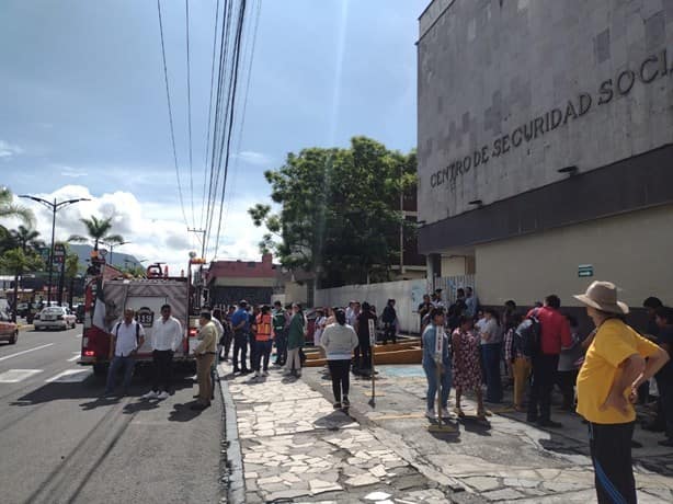 Desalojan oficinas del IMSS Orizaba por fuerte olor a gas (+Video)