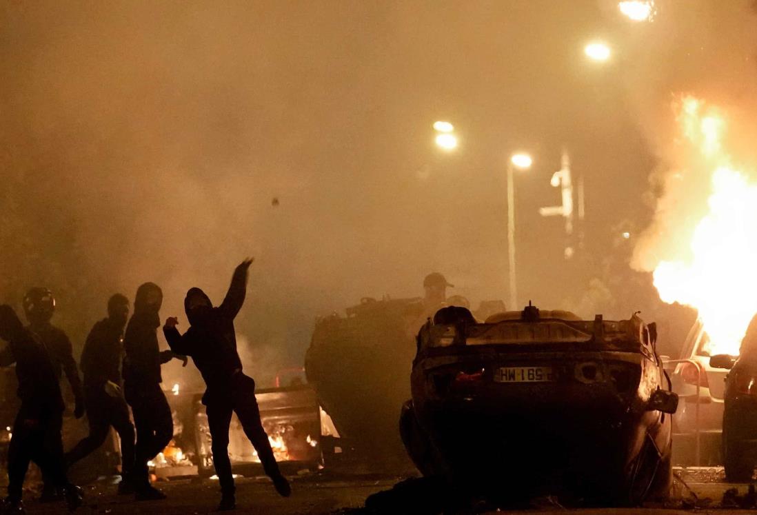 Disturbios masivos en Francia por asesinato de menor por policías | VIDEO