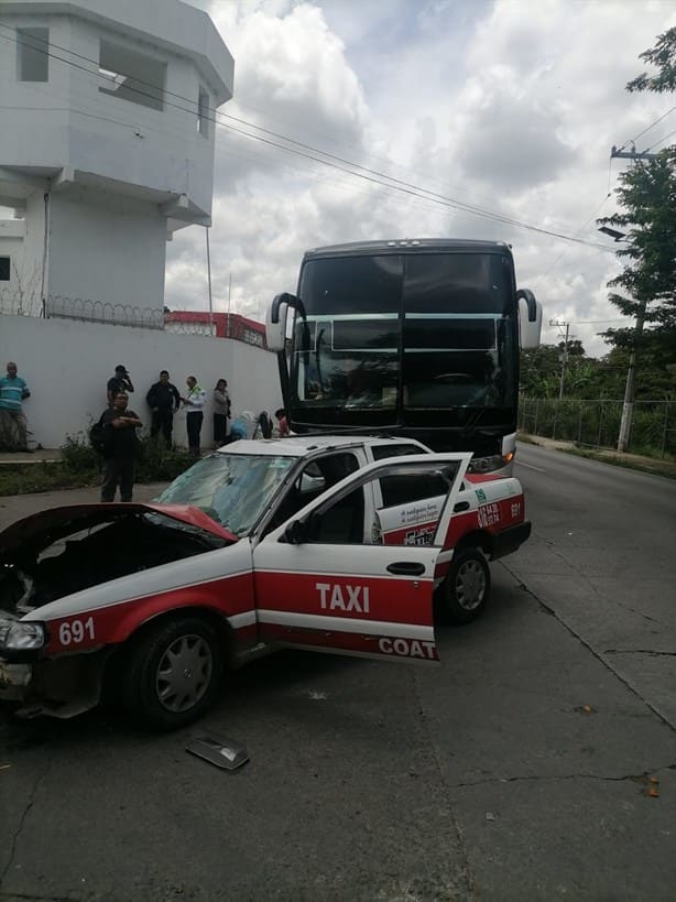 Se registra accidente múltiple en carretera de Coatepec; no hay lesionados