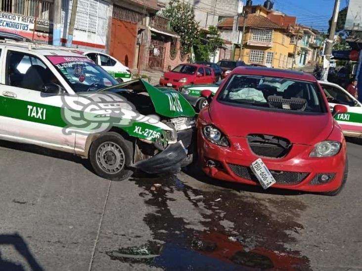 Fuerte choque en colonia Las Brisas, en Xalapa