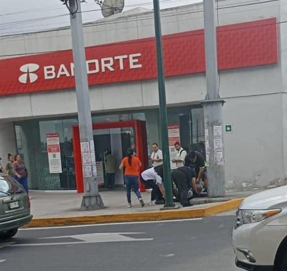 Adulto mayor se desvanece repentinamente en la avenida Lázaro Cárdenas de Xalapa