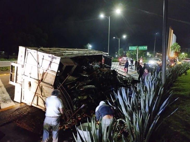 Camioneta cargada con chatarra vuelca por exceso de peso en la autopista Córdoba-Puebla