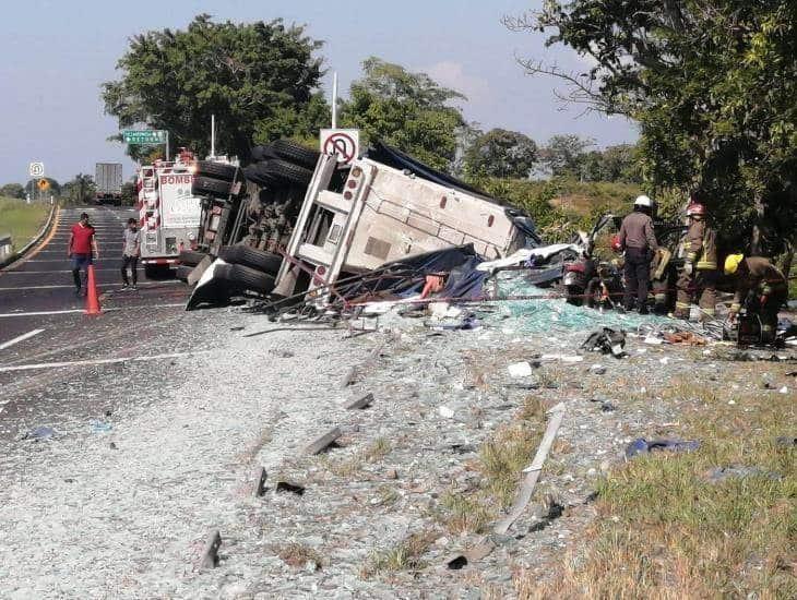 Cinco muertes y 2 personas heridas en accidente carretero en sur de Veracruz