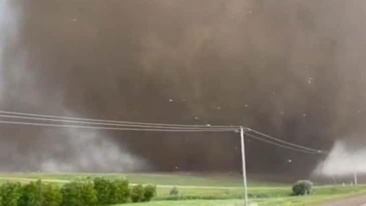 Impresionante tornado en Alberta,Canadá, arrasa y deja varios heridos (+Video)